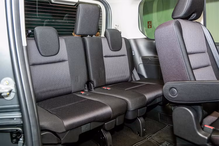 Xe được trang bị động cơ xăng 4 xy-lanh thẳng hàng (I4) dung tích 2.0L (MR20DD) cho công suất tối đa 148 mã lực (150PS) tại vòng tua 6.000 vòng/phút và mô-men xoắn cực đại 200 Nm tại vòng tua 4.400 vòng/ phút, kết hợp với động cơ điện ECO để tạo ra một hệ truyền động hybrid. 