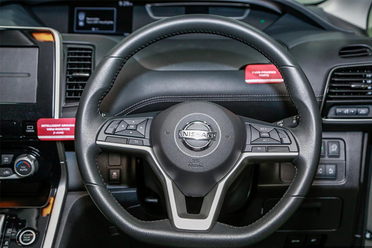 Bên trong, Nissan đã cung cấp một vô-lăng 3 chấu đáy vát bằng thể thao bọc da, nội thất dạng ghế nỉ. Serena S-Hybrid sẽ khởi động bằng nút bấm cùng trang bị điều hoà tự động đa vùng, táp-lô và nội thất sử dụng nhiều chất liệu nhựa mềm, màn hình cảm ứng trung tâm kích thước 6,75 inch và tương thích với Apple CarPlay và Android Auto.