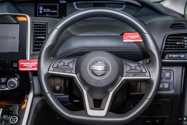 Bên trong, Nissan đã cung cấp một vô-lăng 3 chấu đáy vát bằng thể thao bọc da, nội thất dạng ghế nỉ. Serena S-Hybrid sẽ khởi động bằng nút bấm cùng trang bị điều hoà tự động đa vùng, táp-lô và nội thất sử dụng nhiều chất liệu nhựa mềm, màn hình cảm ứng trung tâm kích thước 6,75 inch và tương thích với Apple CarPlay và Android Auto.