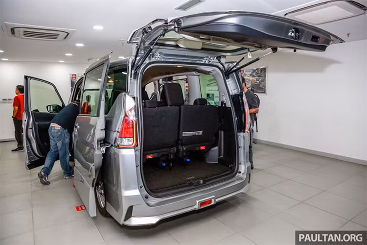 Mẫu xe gia đình cỡ lớn Nissan Serena bản 2018 có một số màu lựa chọn như: Trắng (Brilliant White), Bạc (Tungsten Silver), Đen (Diamond Black) và Vàng (Cashmere Gold) và phiên bản Premium Highway Star khác biệt với nóc xe được sơn màu Đen, nâu tùy phiên bản.