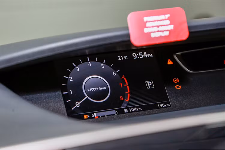 Không chỉ dừng lại ở những nâng cấp trực quan về thiết kế đã thu hút được sự chú ý của khách hàng, Nissan còn đưa hệ thống an toàn ProPILOT lên chiếc Serena Nismo, gói công nghệ này bao gồm nhiều tính năng như cảnh báo làn đường, hỗ trợ giữ làn, cánh báo va chạm, kiểm soát hành trình, Hệ thống an toàn 6 túi khí...