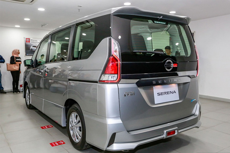 Tay mở cốp xe to bản màu đen với tên xe nổi bật, đèn hậu cách điệu dạng led cũng được trang bị. Ngoài ra trên mẫu xe minivan nhà Nissan mới này còn được trang bị cánh gió lớn ở đuôi, ống xả thể thao, mâm xe đa chấu kích thước 15 hoặc 16 inch và lốp kích thước 205/50R17.