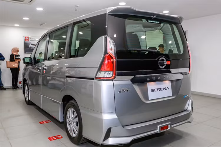 Tay mở cốp xe to bản màu đen với tên xe nổi bật, đèn hậu cách điệu dạng led cũng được trang bị. Ngoài ra trên mẫu xe minivan nhà Nissan mới này còn được trang bị cánh gió lớn ở đuôi, ống xả thể thao, mâm xe đa chấu kích thước 15 hoặc 16 inch và lốp kích thước 205/50R17.