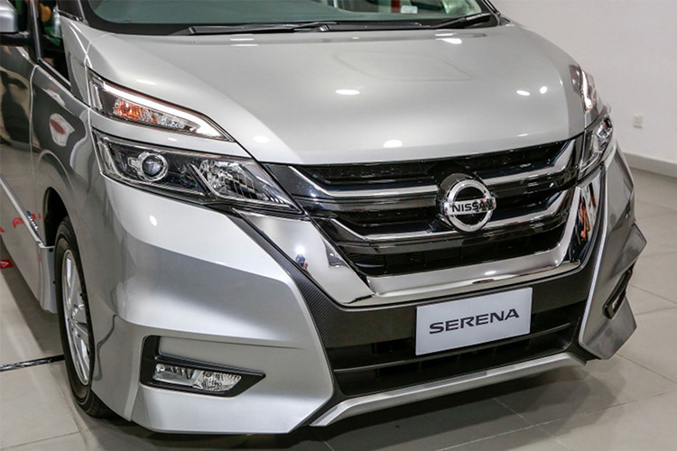 Một loạt các điểm nhấn mới cũng xuất hiện ở cản trước, ốp hông, ốp cản sau, ốp gương chiếu hậu... Phía sau xe ngoài việc trang bị một tấm kính chống nhiệt màu đen cỡ lớn, tiếp nối liền mạch với nóc xe cùng tông màu kéo dài lên phía trên ra đầu xe khiến nó sang trọng hơn.