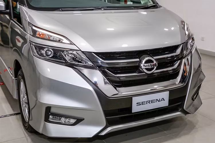 Một loạt các điểm nhấn mới cũng xuất hiện ở cản trước, ốp hông, ốp cản sau, ốp gương chiếu hậu... Phía sau xe ngoài việc trang bị một tấm kính chống nhiệt màu đen cỡ lớn, tiếp nối liền mạch với nóc xe cùng tông màu kéo dài lên phía trên ra đầu xe khiến nó sang trọng hơn.