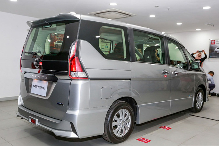 Ngoại thất của Nissan Serena bản 2018 đã có sự thay đổi lớn, đầu tiên phải kể đến phần đầu xe nổi bật với lưới tản nhiệt mạ chrome cỡ lớn tạo hình chữ V theo phong cách ''V-motion'' của Nissan. Cụm đèn LED chạy ban ngày, đèn sương mù dạng thanh ngang cũng được trang bị.