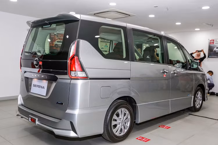 Ngoại thất của Nissan Serena bản 2018 đã có sự thay đổi lớn, đầu tiên phải kể đến phần đầu xe nổi bật với lưới tản nhiệt mạ chrome cỡ lớn tạo hình chữ V theo phong cách ''V-motion'' của Nissan. Cụm đèn LED chạy ban ngày, đèn sương mù dạng thanh ngang cũng được trang bị.