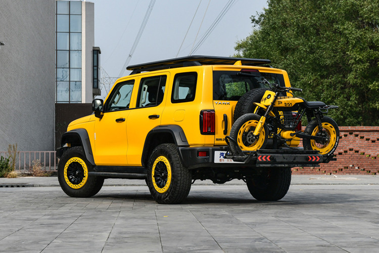 Nếu so với đối thủ cùng phân khúc, giá xe Tank 300 đang nằm trên Hyundai SantaFe (giá khởi điểm 1.029 tỷ đồng) và Kia Sorento (giá khởi điểm 964 triệu đồng). Xét về giá, Tank 300 cạnh tranh với các phiên bản cao cấp của SantaFe và Sorento. 