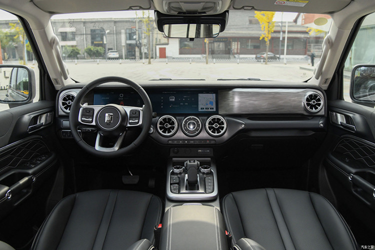 Tank 300 sở hữu các tính năng, trang bị tương tự ở thị trường ô tô Thái. Xe tích hợp cụm đèn chiếu sáng LED, đèn hậu LED, kết hợp bộ mâm 17 inch. Bên trong khoang nội thất tích hợp 2 màn hình 12,3 inch, ghế trước chỉnh điện có nhớ vị trí, âm thanh Infinity cao cấp, phanh đỗ điện tử cùng một cần số to hầm hố, tích hợp làm mát, mát xa.