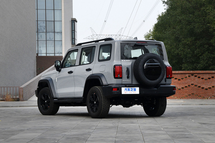 Xe có 4 chế độ off-road cho Tank 300 gồm bùn, tuyết, cát và 2 cầu chậm cùng 3 chế độ lái gồm bình thường, tiết kiệm và thể thao. Ngoài ra, xe còn được trang bị khoá vi sai điện tử cầu trước và sau, gói tính năng an toàn ADAS, hệ thống hỗ trợ đỗ xe tự động và camera 360 độ.