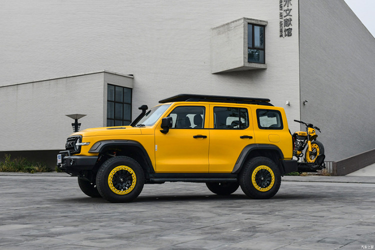 Trước đó, đại lý đã hé lộ giá xe Tank 300 2024 dự kiến khoảng 1,2 tỷ đồng. Mức giá này tương đương với giá đang bán tại thị trường Thái Lan. Sau một thời gian ngắn nhận cọc, đại lý chào bán xe Tank 300 với khuyến mãi 20 triệu đồng, trừ thẳng vào giá xe cho những khách hàng mạnh dạn ký hợp đồng đặt cọc sớm.