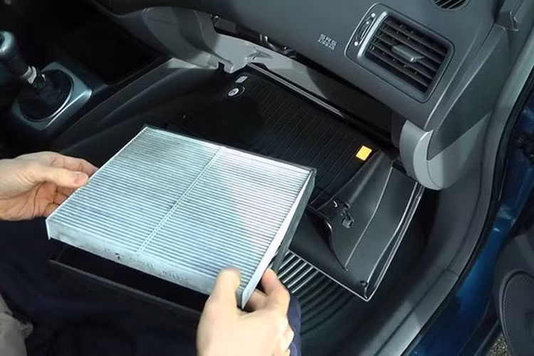 Ở một số dòng xe, sau khi bơm ga, hệ thống điều hoà trở nên tê liệt do nạp quá lượng ga cho phép, khi ấy van an toàn tự động xả hết ga, nhằm bảo vệ an toàn cho hệ thống.