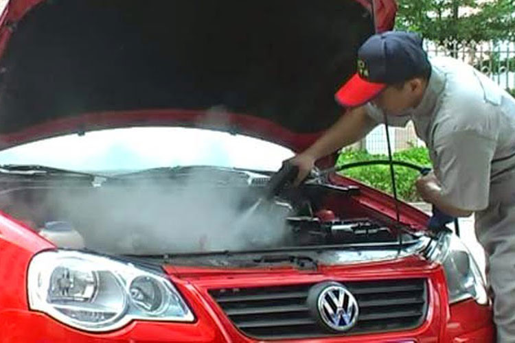 Khi mang xe đi rửa, việc vệ sinh dàn lạnh ôtô được thực hiện bởi kỹ thuật viên có tay nghề cao, không ảnh hưởng đến hệ thống trong khoang máy, đặc biệt là hệ thống điện. Trong trường hợp đi chơi xa, chúng ta nên trang bị thêm lốp dự phòng, tránh các tình huống không may mắn như: lốp xẹp, dễ gây nổ trong mùa nắng nóng.