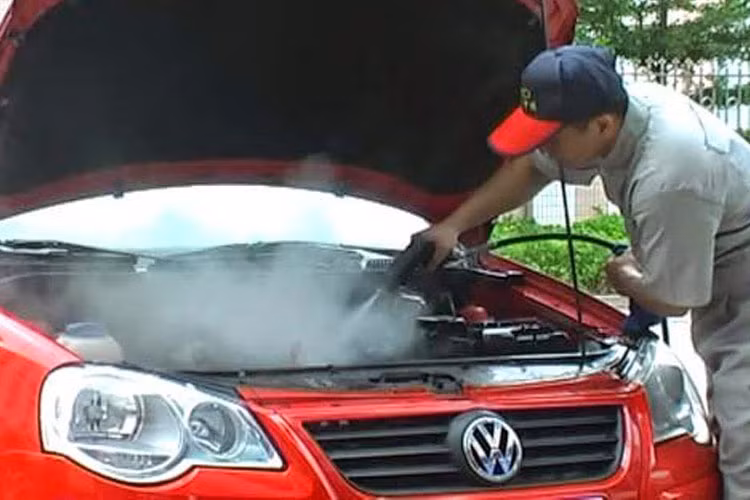 Khi mang xe đi rửa, việc vệ sinh dàn lạnh ôtô được thực hiện bởi kỹ thuật viên có tay nghề cao, không ảnh hưởng đến hệ thống trong khoang máy, đặc biệt là hệ thống điện. Trong trường hợp đi chơi xa, chúng ta nên trang bị thêm lốp dự phòng, tránh các tình huống không may mắn như: lốp xẹp, dễ gây nổ trong mùa nắng nóng.