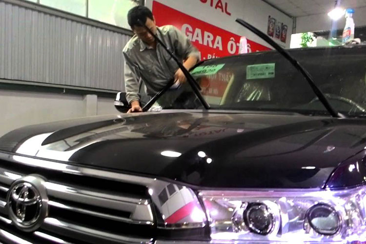 Chủ xe có thể sử dụng phim chống nóng cho kính chắn gió, hay các cửa kính khác của xe dưới cái nắng gay gắt của mùa hè. Lưu ý, nên mua phim chống nóng tốt và chọn thợ có tay nghề cao để dán, tránh việc dùng hàng kém chất lượng gây hỏng kính của "xế yêu".