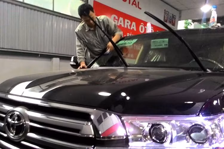 Chủ xe có thể sử dụng phim chống nóng cho kính chắn gió, hay các cửa kính khác của xe dưới cái nắng gay gắt của mùa hè. Lưu ý, nên mua phim chống nóng tốt và chọn thợ có tay nghề cao để dán, tránh việc dùng hàng kém chất lượng gây hỏng kính của "xế yêu".