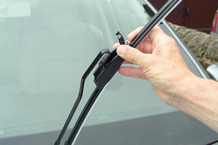 Kính chắn gió ôtô khá nóng, chúng ta thường xịt nước để làm mát. Khi ấy, cần gạt nước được sử dụng thường xuyên hơn. Nếu trên kính xuất hiện nhiều vệt nước sau khi dùng cần làm sạch như vậy nó đã cũ - tốt nhất bạn nên thay mới, tránh tình trạng bị nhoè tầm nhìn của người lái.