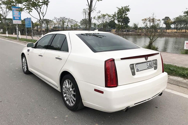 Trong giai đoạn 2010-2013, một số chiếc xe của Cadillac như CTS, STS hay cả Escalade cũng được các doanh nghiệp nhập khẩu tư nhân đưa về Việt Nam để phục vụ nhu cầu cho khách hàng trong nước. Tuy nhiên số lượng người sử dụng dòng xe sang Cadillac STS khá ít, thậm chí những chiếc sedan hạng sang này chỉ đếm trên đầu ngón tay.