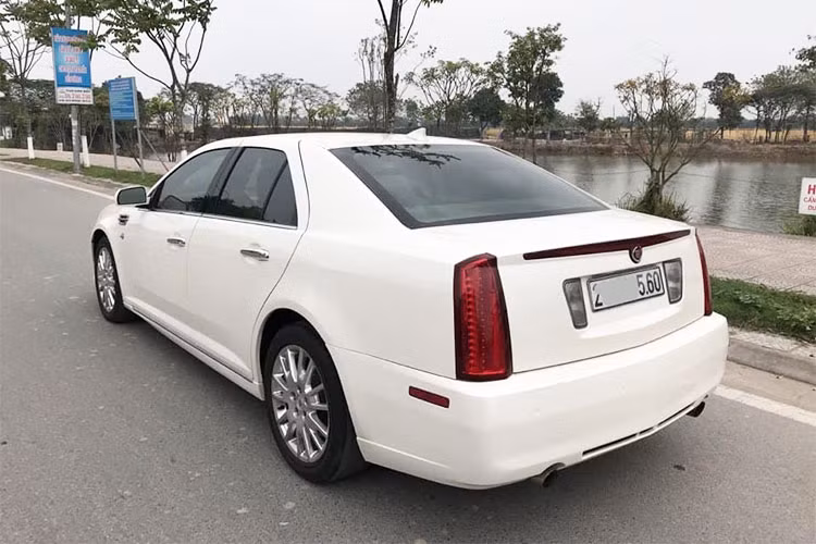 Trong giai đoạn 2010-2013, một số chiếc xe của Cadillac như CTS, STS hay cả Escalade cũng được các doanh nghiệp nhập khẩu tư nhân đưa về Việt Nam để phục vụ nhu cầu cho khách hàng trong nước. Tuy nhiên số lượng người sử dụng dòng xe sang Cadillac STS khá ít, thậm chí những chiếc sedan hạng sang này chỉ đếm trên đầu ngón tay.