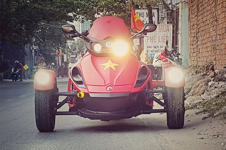 Không phải là những xế khủng hay siêu xế đắt tiền nhưng với kiểu dáng thiết kế độc đáo, Can-Am Spyder được ví như “bảo vật” đường trường cho các tín đồ đam mê môtô phân khối lớn. Hiện tại mặc dù là một mẫu xe đời cũ, nhưng số lượng những chiếc xe môtô 3 bành "khủng" này chỉ được khoảng vài chục chiếc, nếu tính cả phiên bản mới nhất.