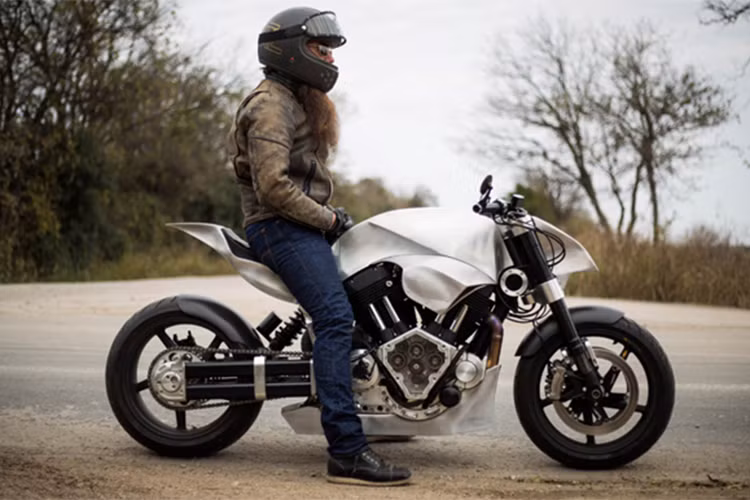 Chiếc siêu môtô Confederate Hellcat của vị chủ nhân bí mật đã gặp tai nạn nhỏ vì lỗi hệ thống phanh trên xe. Vụ va chạm đã khiến những món "đồ chơi" của tuyệt phẩm cơ khí này bị móp bình xăng, làm một phần động cơ bị xước và bánh trước bị vênh tung cả cặp phanh hàng hiệu ra khỏi vành.