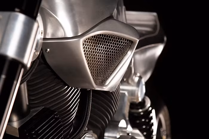 Những chi tiết trên như tay nắm, cụm công tắc hay hệ thống phanh trên ghi đông được thay đổi, giúp đem lại cảm giác thoả mái hơn cho người lái có tư thế được đẩy lên cao hơn so với nguyên mẫu. Đèn pha mới được thay thế bằng cụm pha của Audi S8 ốp chặt trong phần đầu bằng hợp kim nhôm được tạo tác bằng tay...