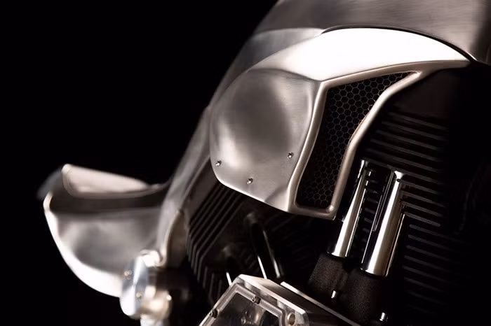 Vị trí lái của xe được tinh chỉnh, nâng cao hơn cũng như hệ thống lái ở phần đầu xe được thay đổi, để biến chiếc siêu môtô Hellcat cũ thành một chiếc xe mang tinh thần mới. Yên xe được khâu da nối liền bình xăng thiết kế mới và phần đuôi cũng được làm lại. Cuối cùng, két dầu làm mát và hốc hút gió được bố trí ở phía trước ngay dưới bình xăng, ốp gắn lưới tản của hốc hút gió được cắt laser mang những đường nét tương đồng.