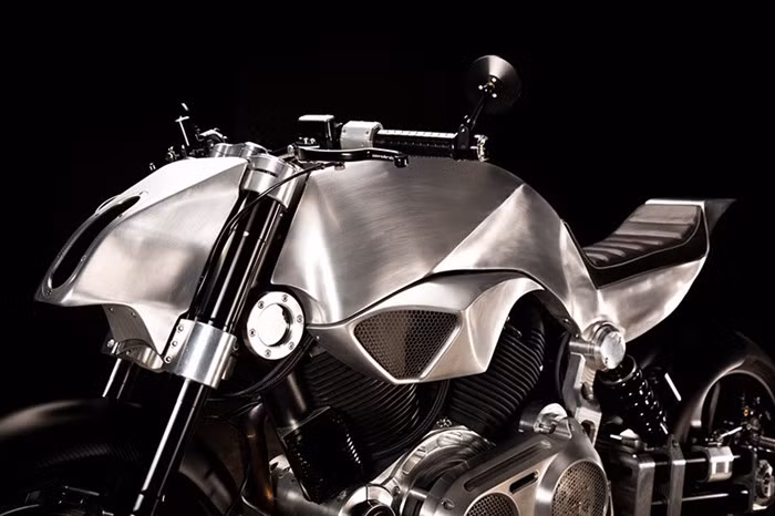 Chiếc Confederate Hellcat bị tai nạn bắt đầu được đưa vào xưởng để hồi sinh. Điều đầu tiên mà những tay chơi ở Revival làm là tạo ra một bình xăng hoàn toàn mới bằng hợp kim nhôm. Kỹ năng tạo hình kim loại của dân độ xe Revival được phô diễn với bình xăng mới được làm hoàn toàn thủ công. Phần khung phụ phía sau của xe được chế tạo mới bằng công nghệ CNC, từ vật liệu hợp kim nhôm máy bay.