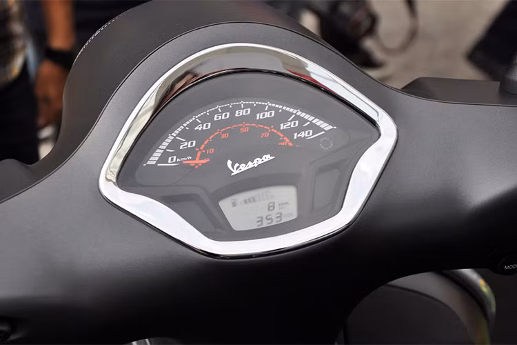 Phần mặt nạ có thêm đèn LED định vị tích hợp cùng đèn xi-nhan. phần đầu xe có thiết kế hài hòa, đơn giản mà tinh tế nhưng vẫn mang đậm phong cách của dòng xe Vespa GTS Super trước đây - theo Piaggio cho biết, mẫu xe tay ga cỡ lớn này sẽ vẫn tiếp tục giữ gìn những nét đặc trưng của mẫu Vespa cỡ lớn nhưng mang hơi thở hiện đại.