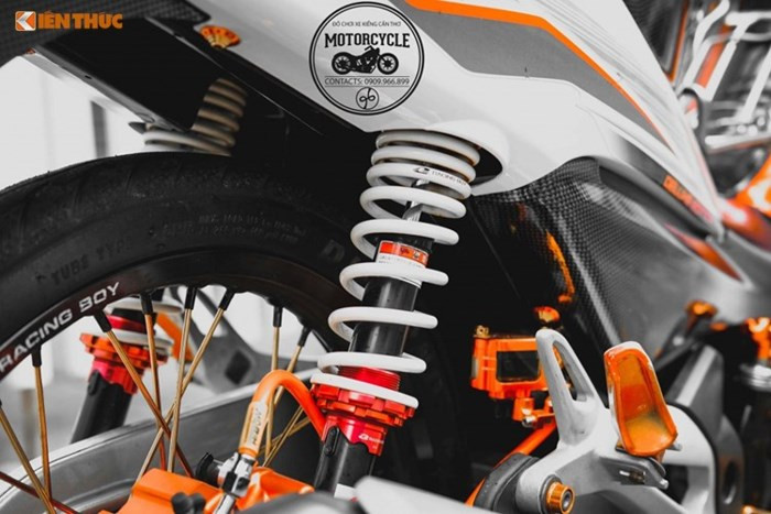 Cặp phuộc sau được thay thế bằng phuộc Racing Boy , trang bị bình dầu sau RCB. Để chân được trang bị dạng gẫy, cần số dạng gảy... Ngoài ra, một số chi tiết trên dàn áo của xe còn được ốp carbon siêu nhẹ.