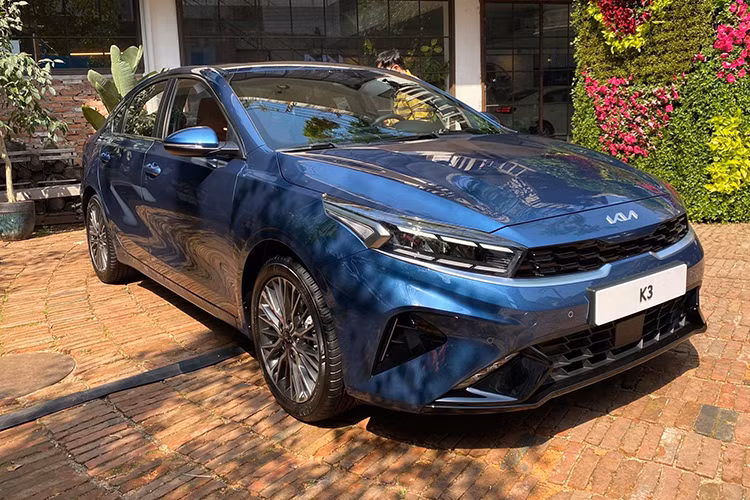 Là mẫu xe hạng C có doanh số ổn định nhất Việt Nam, Kia K3 thường xuyên nằm ở vị trí cao trong Top 10 xe bán chạy và tháng 2/2022 cũng không ngoại lệ khi đã có 1.134 xe được giao đến tay khách hàng. Với doanh số này đã giúp K3 tăng lên 5 bậc và đứng ở vị trí thứ 5 trong bảng xếp hạng và bỏ xa các đối thủ như Mazda3, Hyundai Elantra.