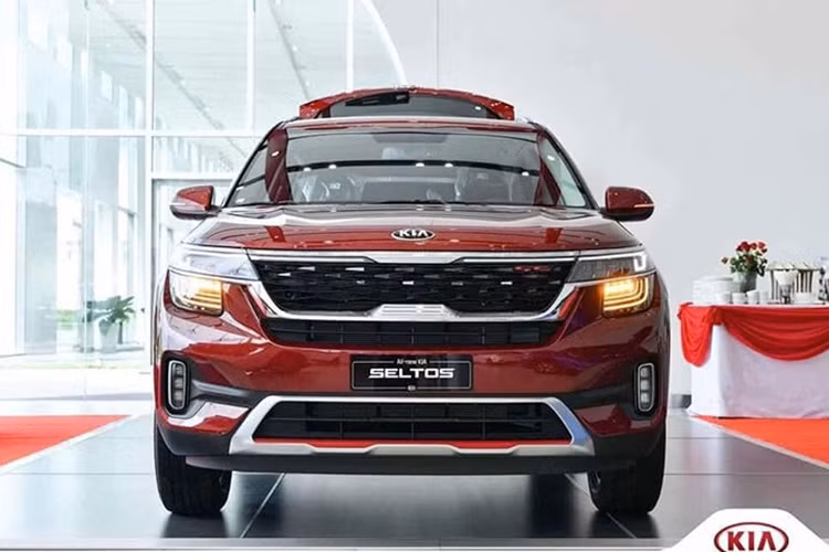 Kể từ khi ra mắt thị trường từ 22/7/2020 đến nay, Kia Seltos luôn được đánh giá là mẫu xe có sức hút khá lớn đối với khách hàng và luôn vượt mặt những cái tên trong cùng phân khúc như Hyundai Kona hay Honda HR-V. Với doanh số 1.255 xe bán ra trong tháng 2/2022 Kia Seltos đứng ở vị trí thứ 2 trong bảng xếp hạng, dù liên tục tăng giá.