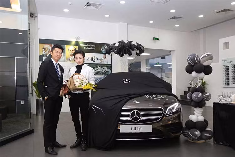 E300 AMG của Gil Lê là phiên bản E-Class cao cấp nhất được MBV lắp ráp trong nước. Giá bán của mẫu xe này dự kiến khoảng 2,769 tỷ đồng, rẻ hơn phiên bản nhập khẩu gần 300 triệu đồng. Chiếc xe sở hữu bộ kit AMG thể thao gồm cản trước, sau, ống xả kép và bộ vành 5 chấu kép đặc trưng có kích thước 19 inch.