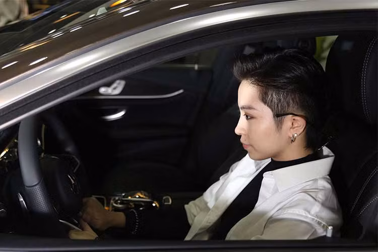 Merxedes-Benz E300 AMG mới không chỉ sở hữu thiết kế ngoại thất sang trọng, thể thao mà nó còn là một bước nhảy vọt về công nghệ ôtô, đặc biệt là công nghệ tương tác. Mọi tính năng trên E-Class thế hệ mới đều hướng đến sự thân thiện với người dùng và phương thức sử dụng thông minh.