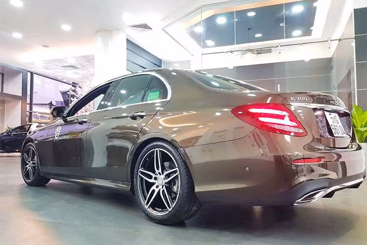 Trang bị an toàn trên xe với 9 túi khí cùng các hệ thống tiêu chuẩn đã làm nên danh tiếng của Mercedes-Benz như; chống bó cứng phanh ABS, hỗ trợ lực phanh khẩn cấp BAS, chống trượt khi tăng tốc ASR, ổn định thân xe điện tử ESP và hỗ trợ ổn định xe khi gió thổi ngang. Bên cạnh đó bản CKD còn có hệ thống treo AGILITY CONTROL, trợ lực điện Direct-Steer biến thiên tốc độ, phanh chủ động, khởi hành ngang dốc và đặc biệt là Head Up Display...