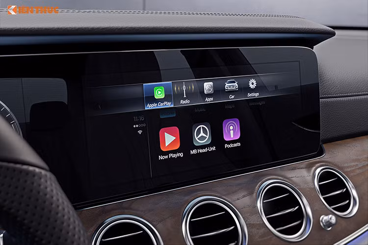 Hệ thống truyền thông đa phương tiện Comand Online với màn hình màu 12,3 inch là thay đổi đáng kể so với thế hệ cũ. E-Class là chiếc xe đầu tiên trên thế giới được trang bị hai nút điều khiển cảm ứng trên tay lái (Touch Control Buttons). Một điểm nâng cấp đáng chú ý trên mẫu xe này là sử dụng dàn loa Burmester 13 loa công suất 590 watt.