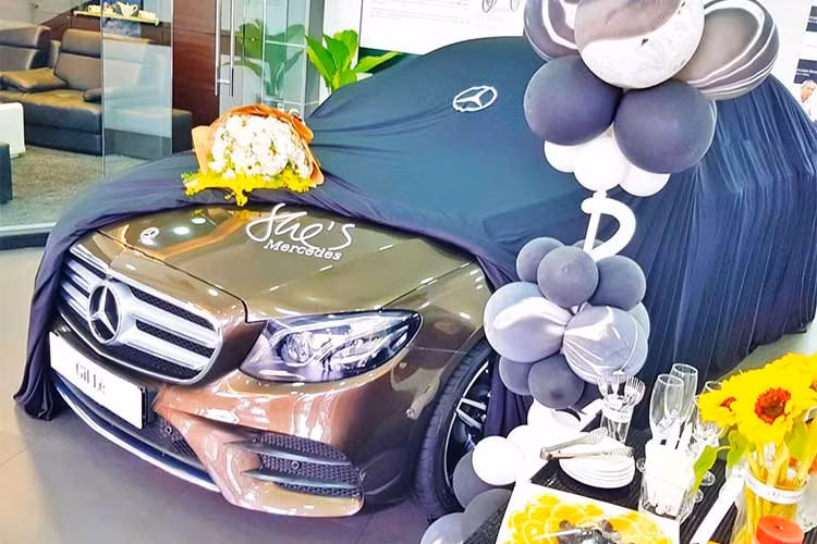 Cô nàng ca sĩ cá tính Gil Lê (tên thật là Lê Thanh Trúc) đã vừa tậu một chiếc xe sang Mercedes-Benz E300 AMG làm bạn đồng hành của mình. Chiếc xe mang thương hiệu ngôi sao ba cánh khoác lên mình bộ sơn nâu và dòng chữ She’s Mercedes được dán trên nắp ca-pô.