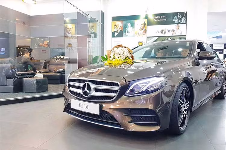 Mercedes-Benz E300 AMG sử dụng động cơ 2.0 lít với 4 xi-lanh thẳng hàng, cho sức mạnh lớn hơn E200 là 245 mã lực cùng mômen xoắn cực đại 370Nm từ 1.300 đến 4.000 vòng/phút. Xe sử dụng hộp tự động 9 cấp 9G-Tronic hoàn toàn mới, nhằm đem lại sự mượt mà cũng như cảm giác lái phấn khích nhất cho người điều khiển.