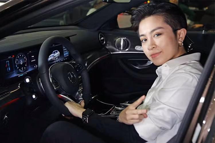 Bên trong nội thất xe được bọc da Nappa thượng hạng, ốp gỗ open-pore ash hoặc sợi kim loại hiện đại. Đặc biệt, ở thế hệ mới sở hữu hệ thống đèn viền nội thất hiện đại nhất, đẹp nhất với 64 màu sắc khác nhau. Với chiều dài cơ sở lên đến 2.939 mm, không gian tuyệt đẹp của E-Class mang đến sự rộng rãi tối đa cho từng vị trí ghế.