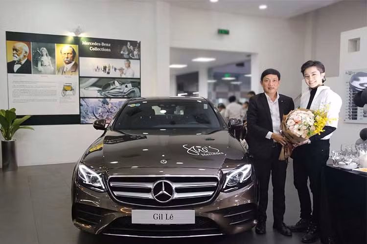 E-Class nói chung và E300 AMG đã mang những công nghệ hiện đại nhất của thương hiệu Mercedes-Benz về Việt Nam. Xe được trang bị cụm đèn chiếu sáng LED thông minh Multibeam và màn hình kép 12,3 inch trong cabin là những trang bị tạo nên điểm nhấn.