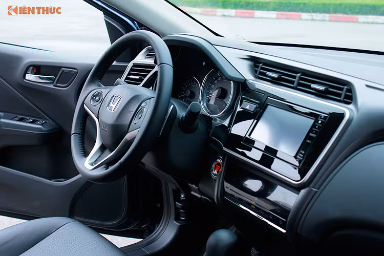 Những thay đổi bên trong nội thất của mẫu xe này không thay đổi quá nhiều ngoài bộ ghế có thiết kế mới (chất liệu da cho phiên bản cao cấp, nỉ cho bản tiêu chuẩn), những chi tiết trang trí ốp màu bạc ở đời trước nay chuyển sang màu khói sẫm (gun metal) và toàn bộ đèn chiếu sáng trong xe chuyển sang bóng dạng LED.