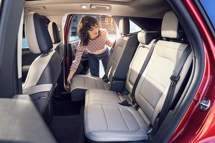 Tại Mỹ, Ford Escape mới sẽ được bán ra với nhiều phiên bản như: S, SE, SE Sport, SEL và Titanium. Hiện tại, Escape 2020 có các tùy chọn động cơ xăng Ecoboost gồm: 3 xy-lanh 1.5L tăng áp và 4 xy-lanh 2.0L tăng áp cho công suất tối đa lần lượt: 180 mã lực và 250 mã lực.