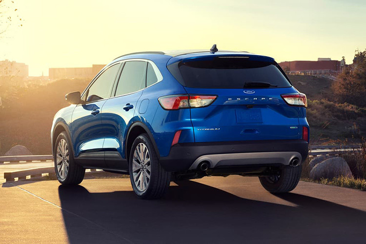 Cả hai phiên bản này đều sử dụng chung hộp số tự động 8 cấp (8 AT) và hệ dẫn động cầu trước (FWD), bên cạnh đó hệ dẫn động bốn bánh (AWD) sẽ là tùy chọn trên các phiên bản cao như Titanium. Bên cạnh đó, Escape 2020 hybrid có trên bản SE Sport và Titanium sử dụng động cơ 2.5L (Atkinson) kết hợp với mô tơ điện để tạo nên hệ truyền động hybrid sử dụng kết hợp với hộp số tự động vô cấp (CVT).