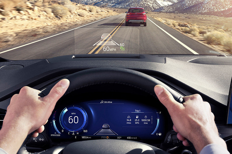 Ngoài ra xe còn được trang bị vô lăng đa chức năng phong cách mới, màn hình hiển thị thông tin trên kính chắn gió, cửa sổ trời toàn cảnh Paronama, nút bấm khởi động...