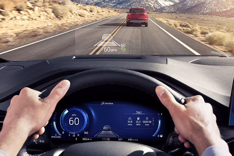 Ngoài ra xe còn được trang bị vô lăng đa chức năng phong cách mới, màn hình hiển thị thông tin trên kính chắn gió, cửa sổ trời toàn cảnh Paronama, nút bấm khởi động...