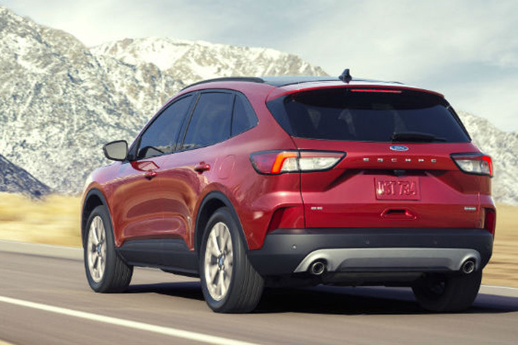 Ford Escape 2020 sử dụng nền tảng khung gầm hoàn toàn mới được chia sẻ với chiếc Lincoln Corsair mới với trọng lượng giảm tới 90 kg so với phiên bản trước. Đồng thời xe cũng dài hơn, rộng hơn và thấp hơn.