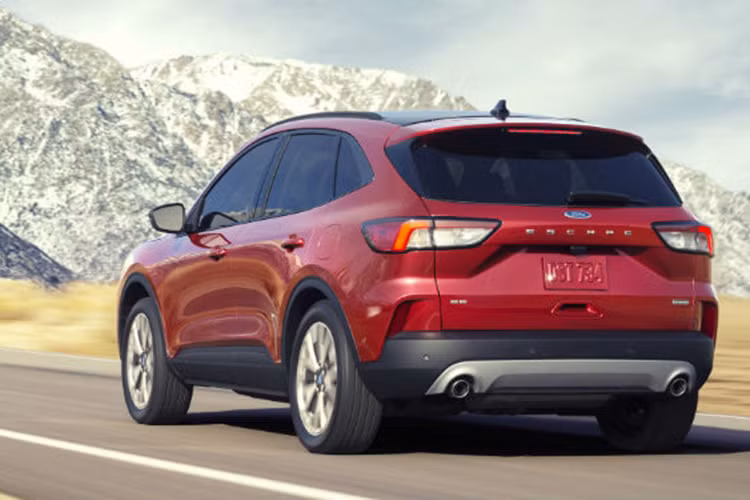 Ford Escape 2020 sử dụng nền tảng khung gầm hoàn toàn mới được chia sẻ với chiếc Lincoln Corsair mới với trọng lượng giảm tới 90 kg so với phiên bản trước. Đồng thời xe cũng dài hơn, rộng hơn và thấp hơn.