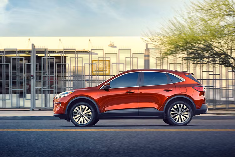 So với thế hệ cũ, giá xe Ford Escape 2020 tăng nhẹ chỉ 780 USD - theo CarsDirect. Trong khi đó, người mua sẽ nhận được một Escape hoàn toàn mới được nâng cấp toàn tiện từ nền tảng khung gầm, kiểu dáng và trang bị công nghệ an toàn cao hơn dáng kể. Mặc dù Ford Escape 2020 không phải là một lựa chọn hàng đầu trong phân khúc, nhưng nó là lựa chọn có mức giá rất phải chăng và cực kỳ cạnh tranh.