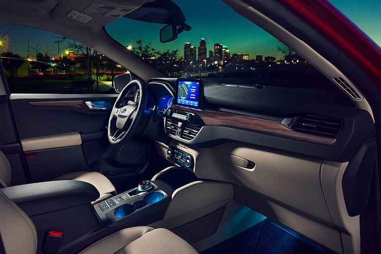 Ford Escape cũng được có nhiều thay đổi từ trang bị với FordPass Connect giúp chủ xe có thể định vị, khởi động, khoá/ mở khoá xe thông qua điện thoại thông minh. Truy cập 4G LTE cũng là trang bị tiêu chuẩn và hỗ trợ tới 10 thiết bị. Hầu hết các mẫu Escape đi kèm màn hình cảm ứng 8 inch và màn hình hiển thị 12 inch kĩ thuật số.