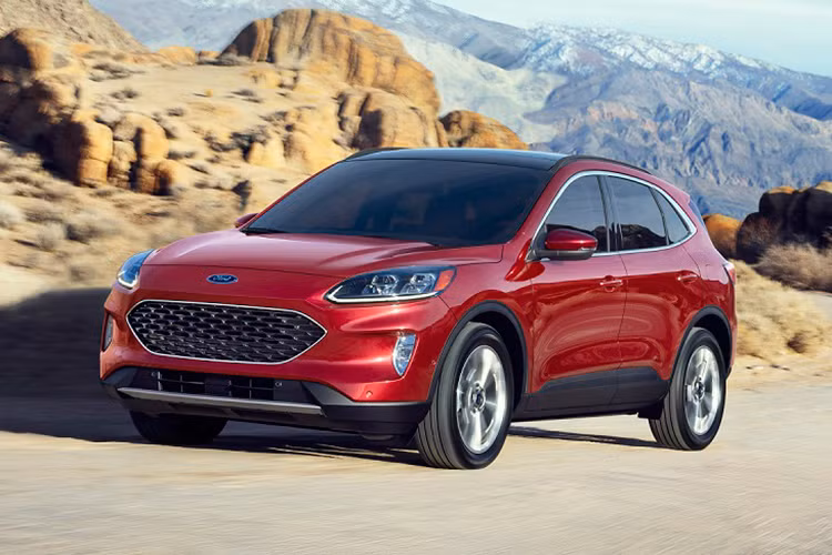 Ford Escape luôn luôn là một lựa chọn có mức giá tương đối phải chăng trong phân khúc compact crossover SUV 5 chỗ. Với giá bán khởi điểm 24.105 USD, Ford Escape 2020 mới sở hữu giá bán dễ tiếp cận hơn so với Toyota RAV4 (25.500 USD) hay Nissan Rogue (25.020 USD) và nhiều mẫu xe khác trong phân khúc.